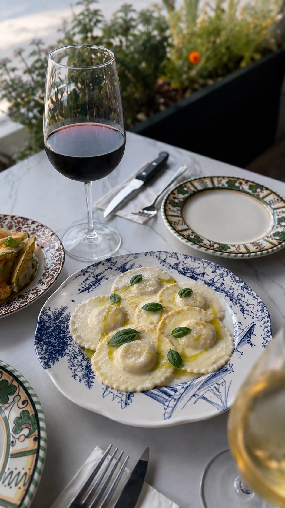 Hitaly Garden — Ravioli di Rucola: el açması taze ravioli, krema sos, taze fesleğen ve kırmızı şarap